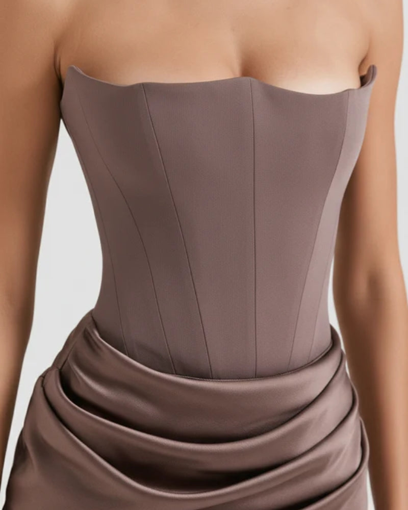 Abendkleid Damen – Lang, trägerlos und modern geschnitten