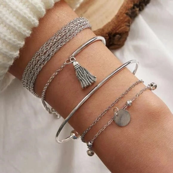 Damenarmband – Zartes Set Aus Armbändern mit Anhänger und Feinem Silberdesign