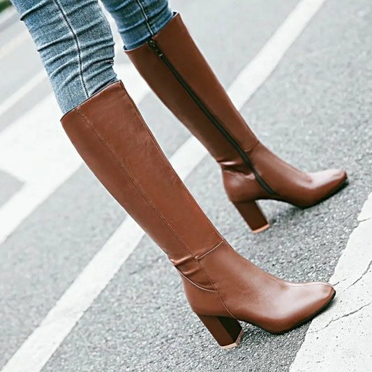 Hohe Damenstiefel mit Reißverschluss und Absatz - Vielseitige Schuhe für jeden Tag