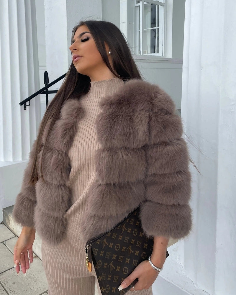 Kunstpelzmantel – Voluminöse lange Jacke für kaltes Wetter