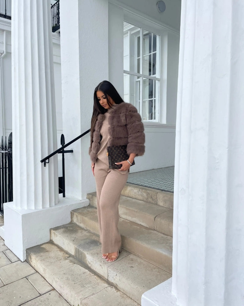 Kunstpelzmantel – Voluminöse lange Jacke für kaltes Wetter