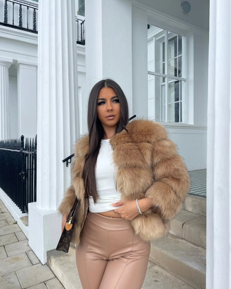 Kunstpelzmantel – Voluminöse lange Jacke für kaltes Wetter