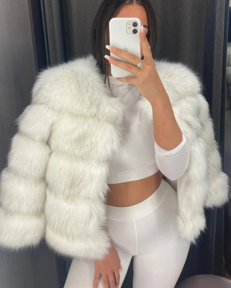 Kunstpelzmantel – Voluminöse lange Jacke für kaltes Wetter