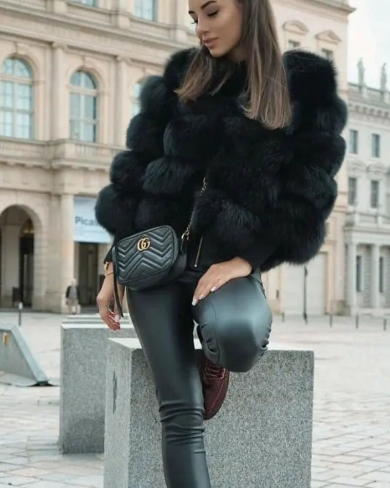 Kunstpelzmantel – Voluminöse lange Jacke für kaltes Wetter