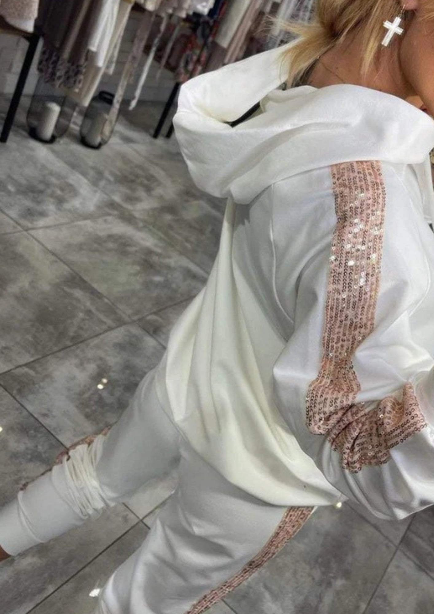 Lässiges zweiteiliges Set mit Kapuzenoberteil – Bequemes Outfit für Frühling und Alltag