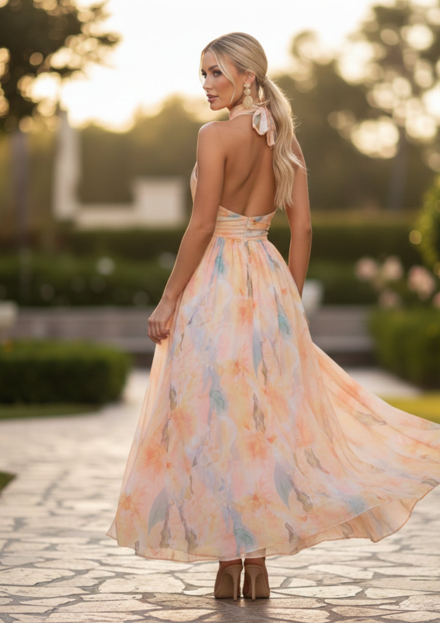 Maxi Abendkleid mit Neckholder – Ärmelloses Kleid mit fließendem Rock