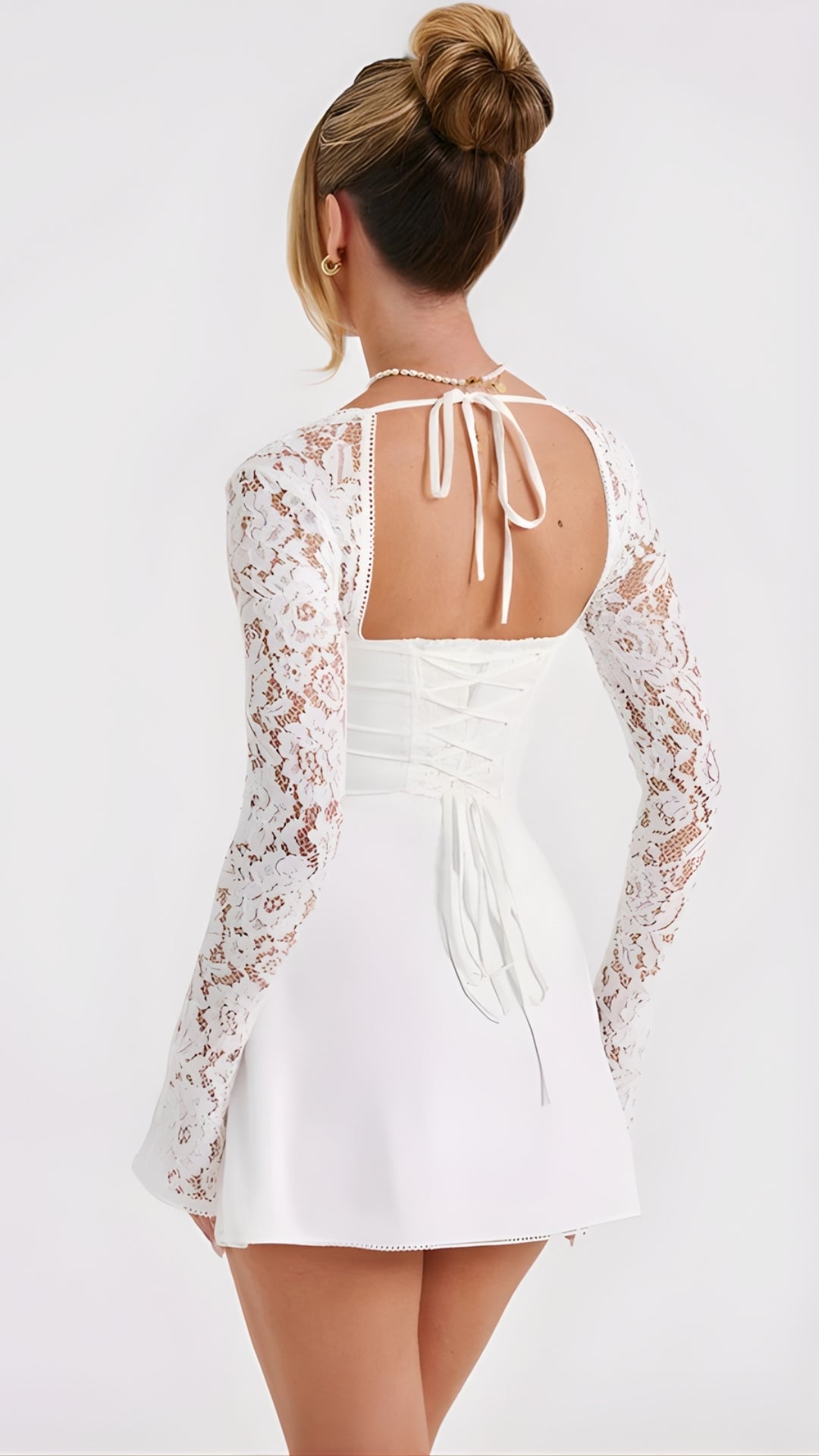 Mini Hochzeitskleid mit Spitze und langen Ärmeln – Figurbetontes Kleid