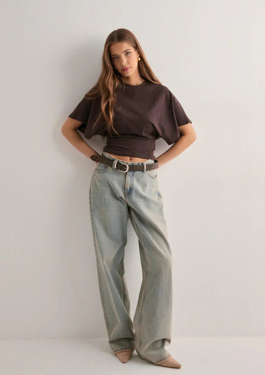 Modernes T-Shirt mit kurzem Schnitt – Lockeres Shirt mit Rundhalsausschnitt