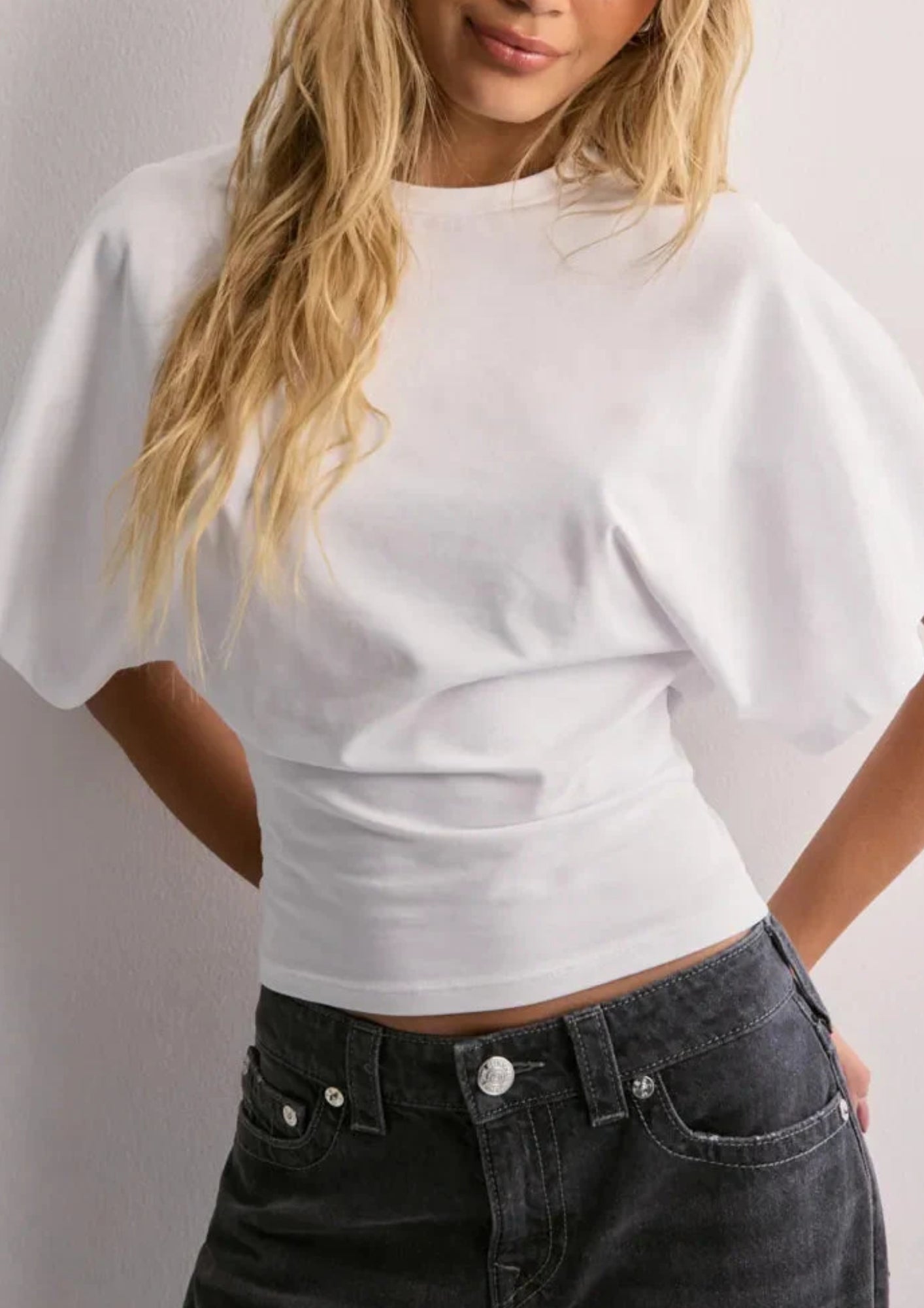 Modernes T-Shirt mit kurzem Schnitt – Lockeres Shirt mit Rundhalsausschnitt