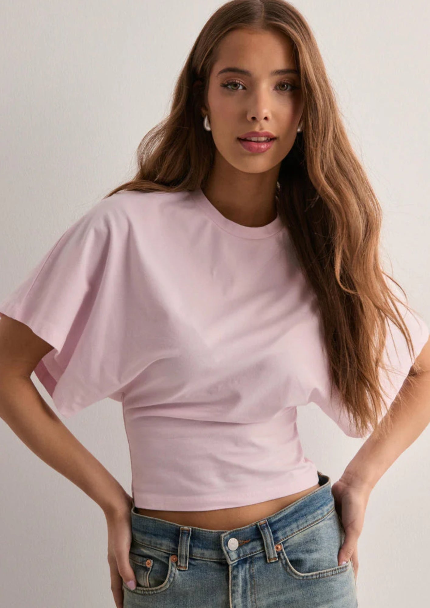 Modernes T-Shirt mit kurzem Schnitt – Lockeres Shirt mit Rundhalsausschnitt