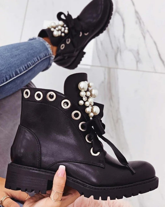 Modische Stiefeletten – schwarze Stiefel mit Perlenverzierungen