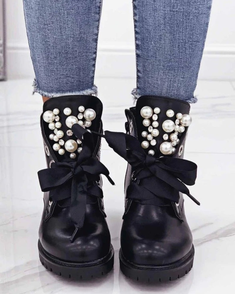 Modische Stiefeletten – schwarze Stiefel mit Perlenverzierungen