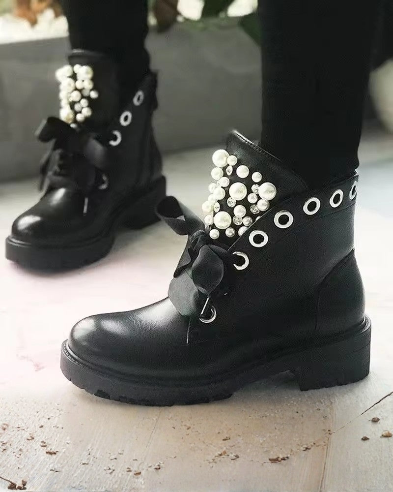 Modische Stiefeletten – schwarze Stiefel mit Perlenverzierungen
