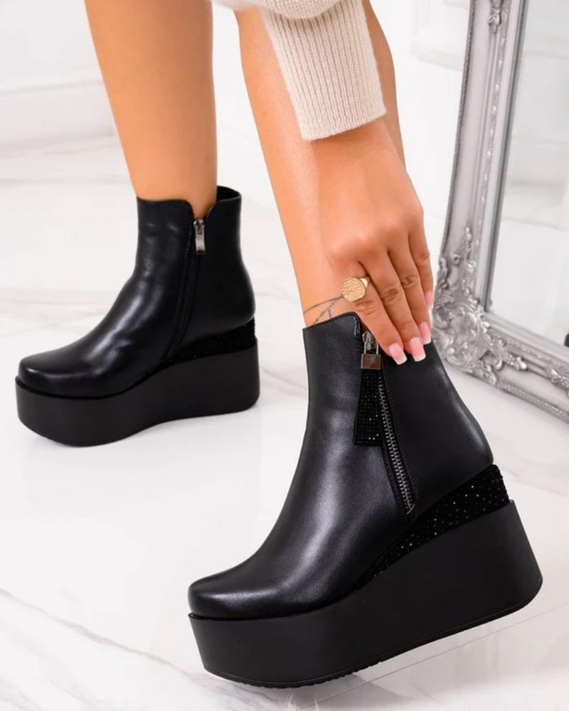 Plateaurundstiefel – Schwarze Stiefel mit Keilabsatz und seitlichem Reißverschluss