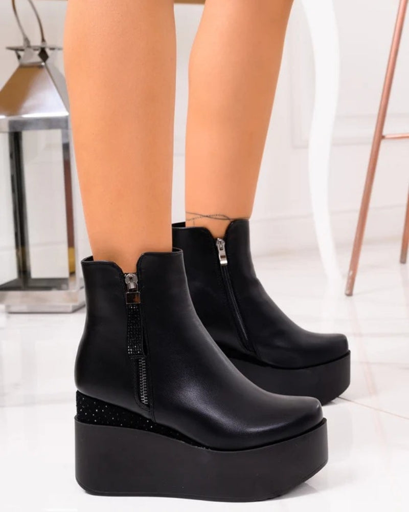 Plateaurundstiefel – Schwarze Stiefel mit Keilabsatz und seitlichem Reißverschluss