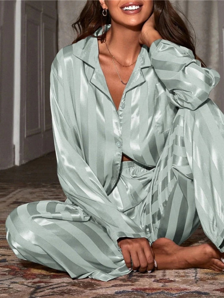 Pyjama im Satin-Look - Nachtwäsche in entspannter Passform mit Brusttasche