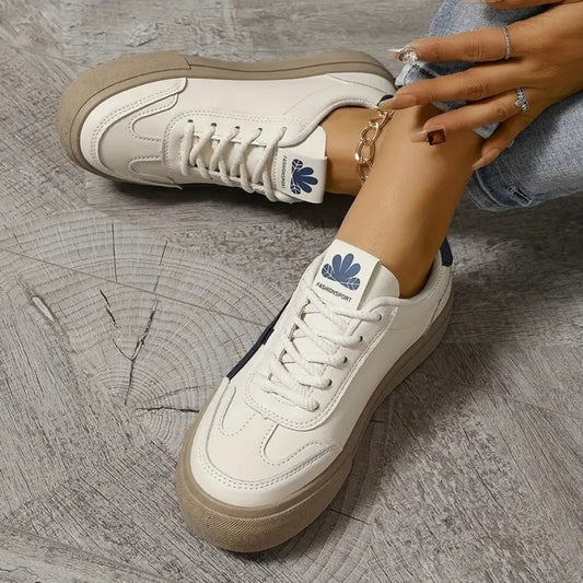 Sneaker mit Schnürverschluss – Alltagsschuhe im schlichten Design