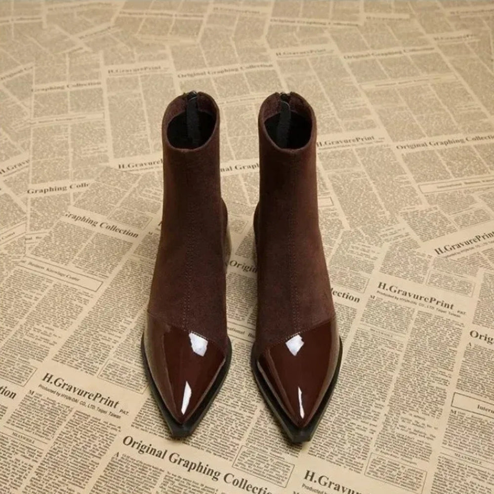 Stiefeletten Damen – Wildlederoptik mit Lackdetails und Blockabsatz für stilvolle Alltagslooks