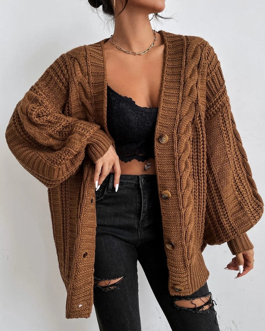 Strickjacke Damen – Mit Zopfmuster, weiter Form und Knopfleiste