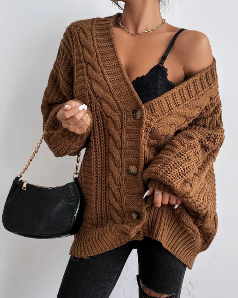 Strickjacke Damen – Mit Zopfmuster, weiter Form und Knopfleiste