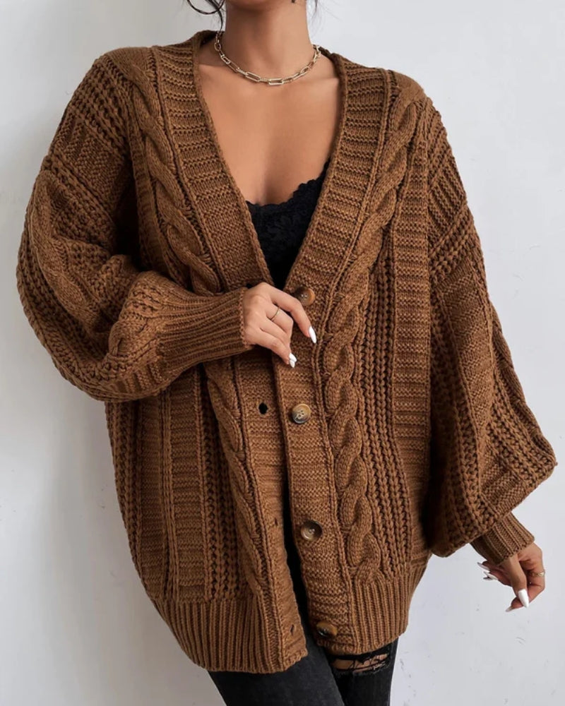 Strickjacke Damen – Mit Zopfmuster, weiter Form und Knopfleiste