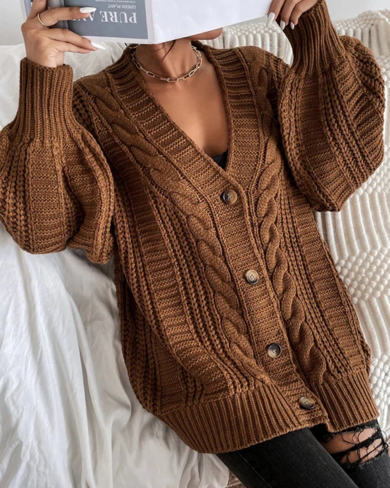 Strickjacke Damen – Mit Zopfmuster, weiter Form und Knopfleiste