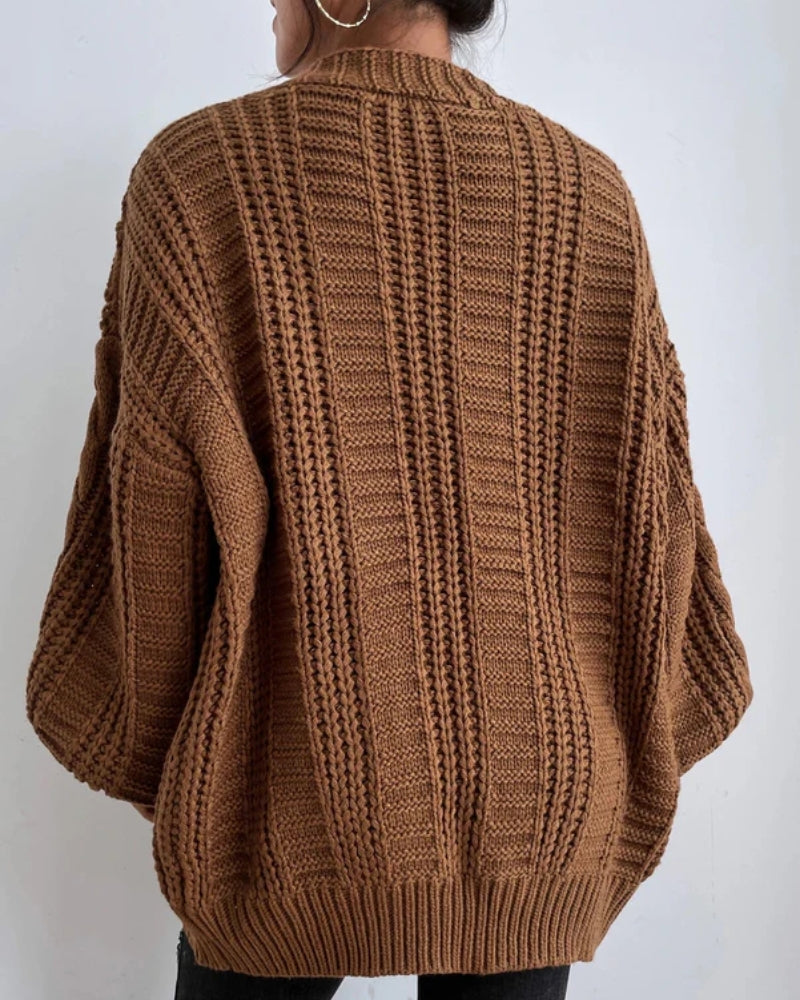 Strickjacke Damen – Mit Zopfmuster, weiter Form und Knopfleiste