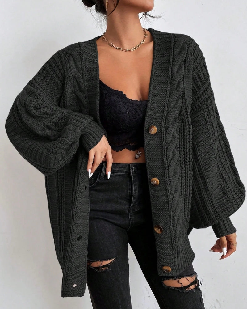 Strickjacke Damen – Mit Zopfmuster, weiter Form und Knopfleiste