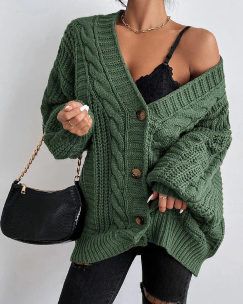 Strickjacke Damen – Mit Zopfmuster, weiter Form und Knopfleiste