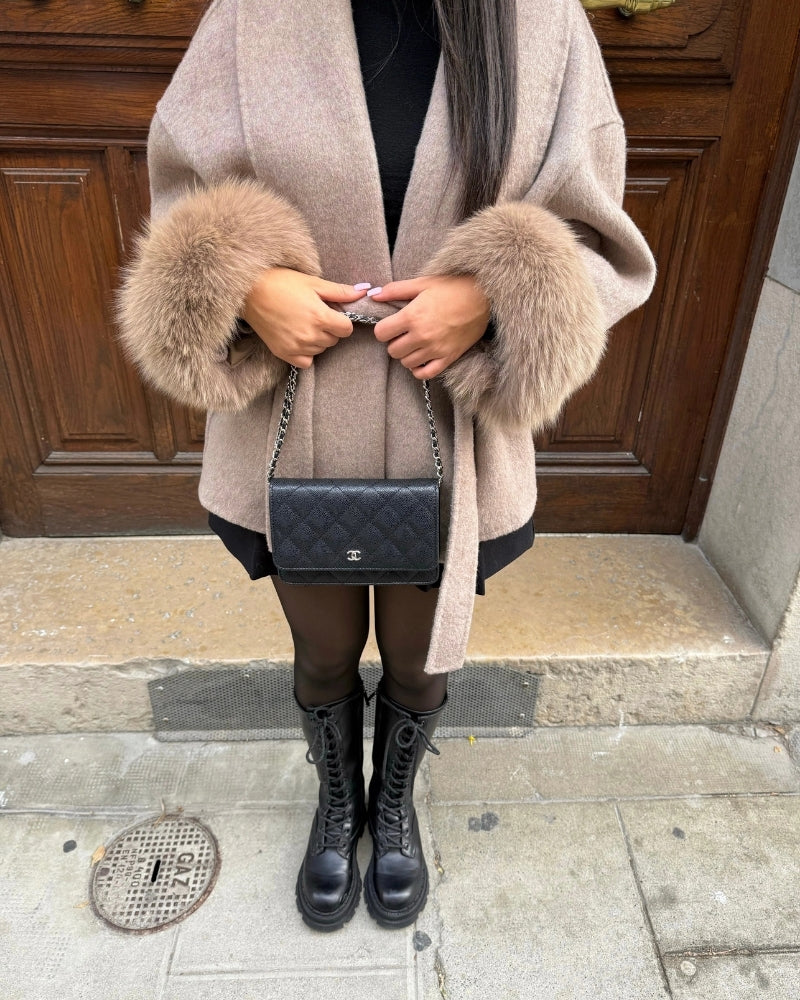 Winterjacke Damen – Mantel mit Kunstpelzärmeln und Taillengürtel für stilvolle Wintertage