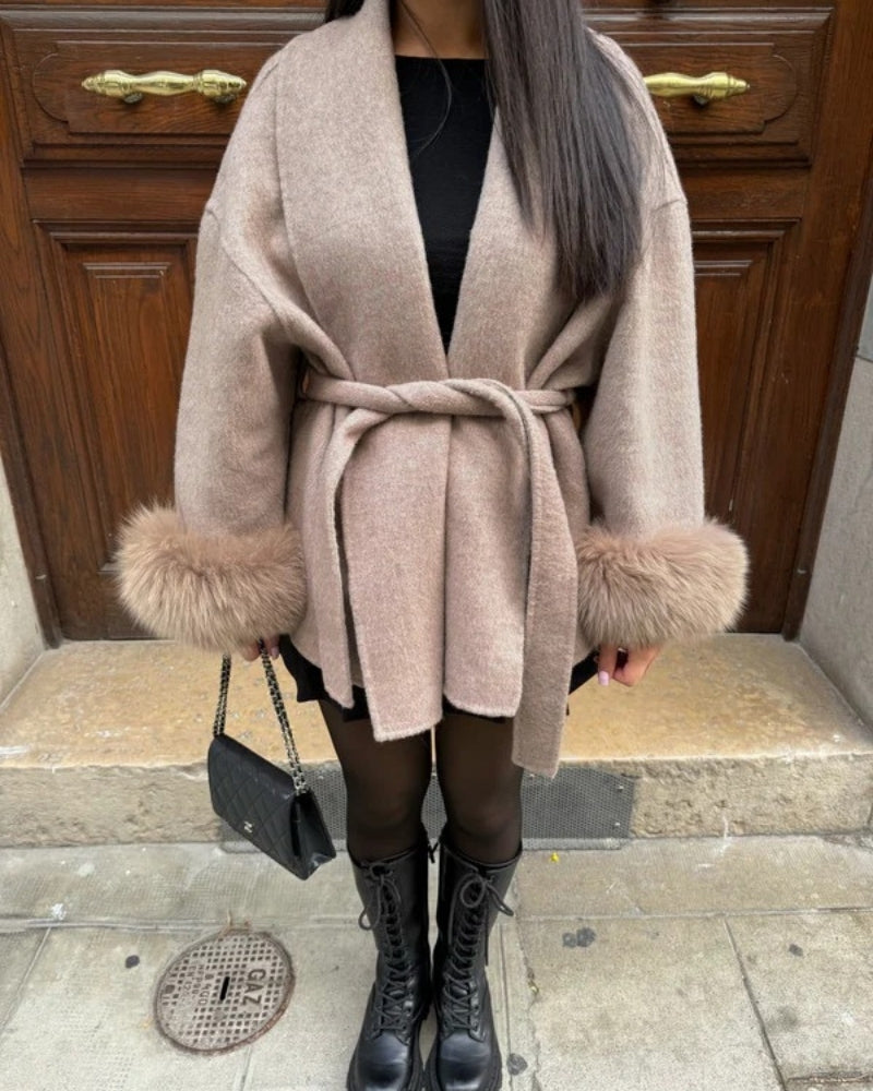 Winterjacke Damen – Mantel mit Kunstpelzärmeln und Taillengürtel für stilvolle Wintertage