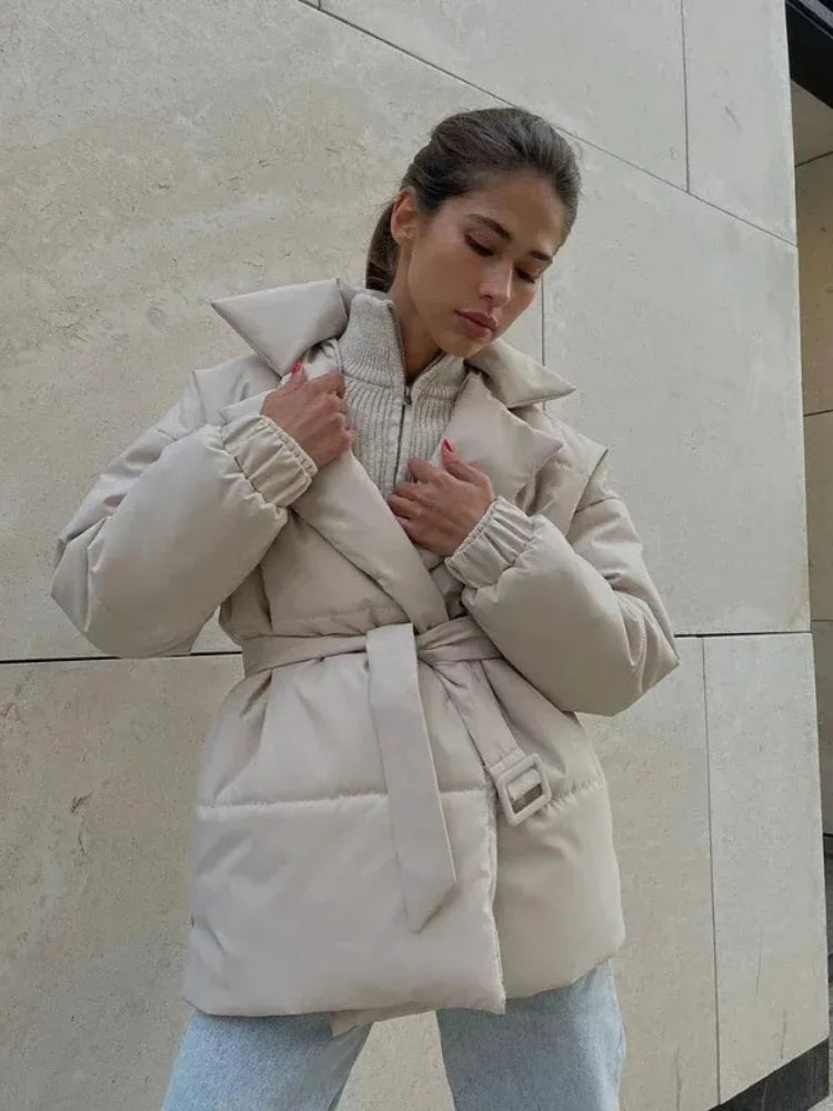 Winterjacke mit Gürtel – Glänzende Damenjacke mit Stehkragen
