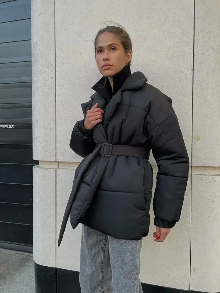 Winterjacke mit Gürtel – Glänzende Damenjacke mit Stehkragen