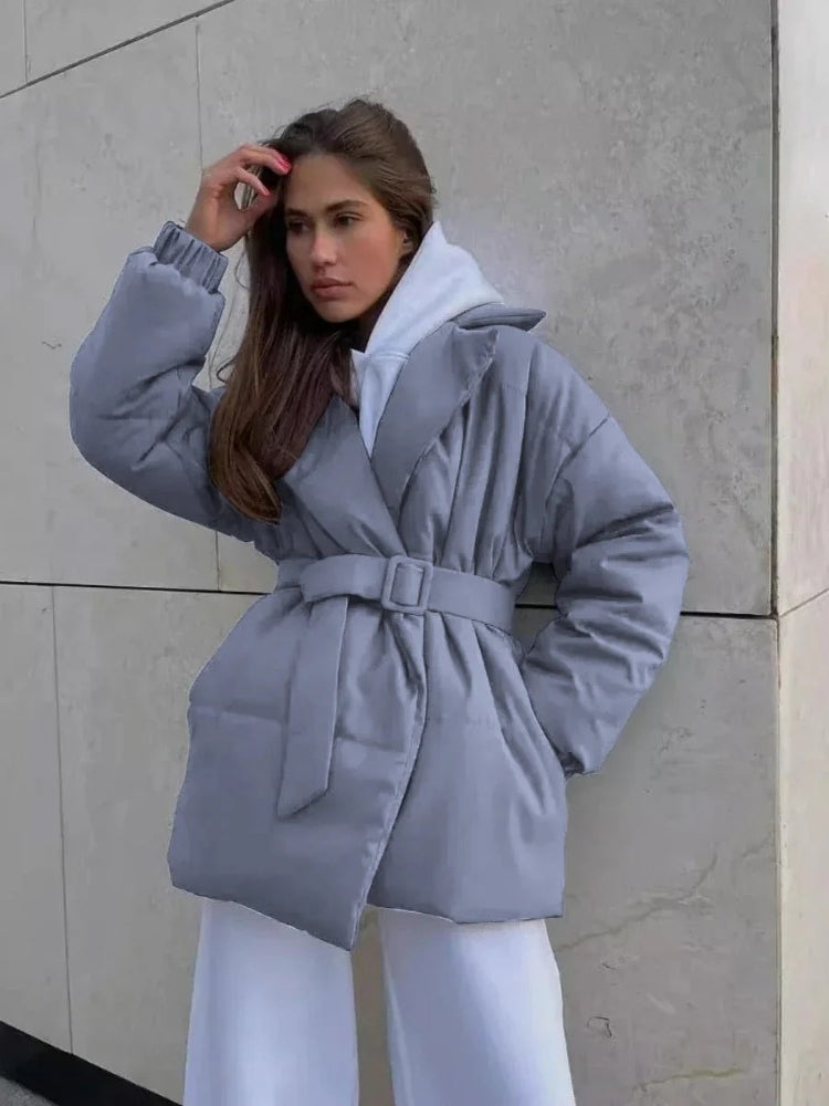 Winterjacke mit Gürtel – Glänzende Damenjacke mit Stehkragen